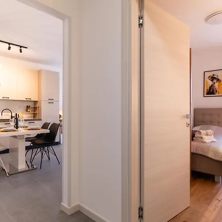 Gold With Free Parking Apartment