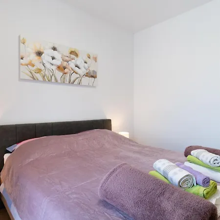 Gold With Free Parking Apartment Pula