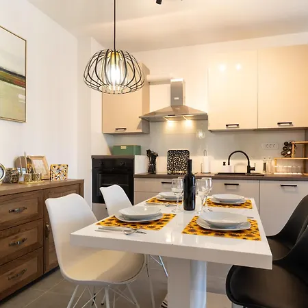 Gold With Free Parking * プーラ