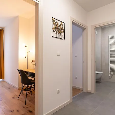 Gold With Free Parking プーラ